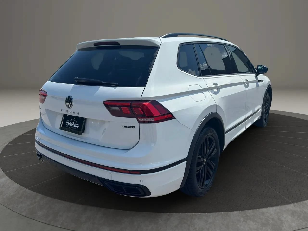 Used 2022 Volkswagen Tiguan SE R-Line AWD/4WD image 4