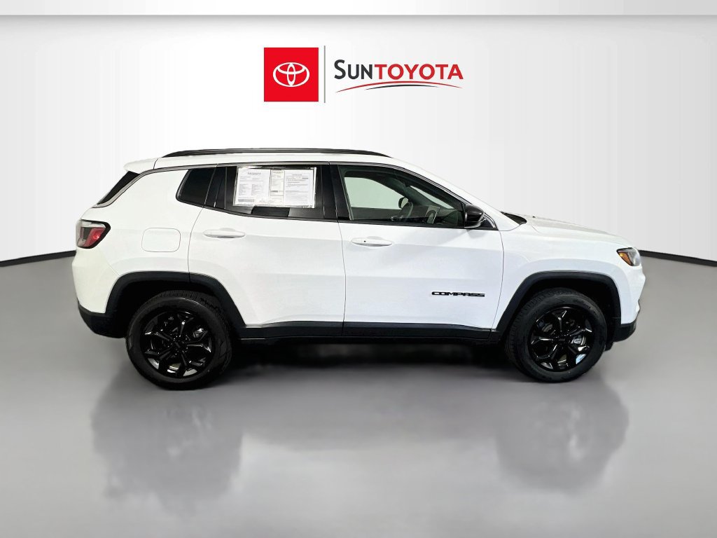 Used 2024 Jeep Compass Latitude AWD/4WD image 2