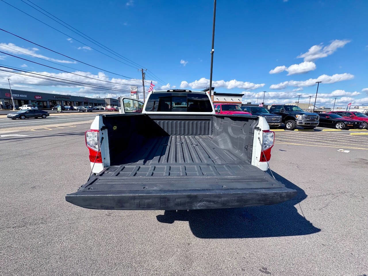 Used 2018 Nissan Titan SV AWD/4WD image 28
