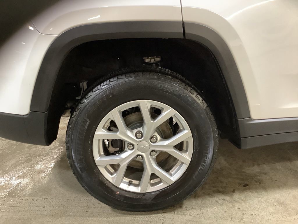 Certified 2023 Jeep Grand Cherokee Limited image 12