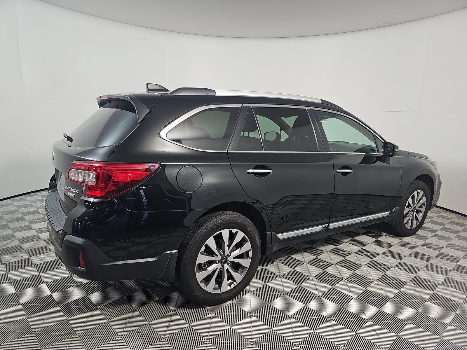 Used 2018 Subaru Outback 3.6R Touring AWD/4WD image 6