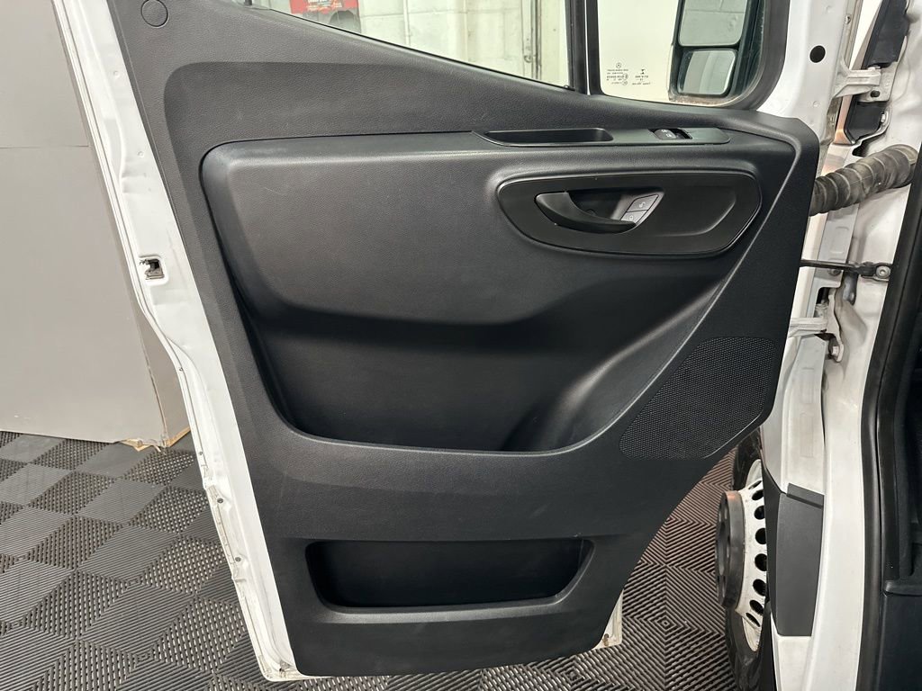 Used 2019 Freightliner Sprinter 144 RWD image 15
