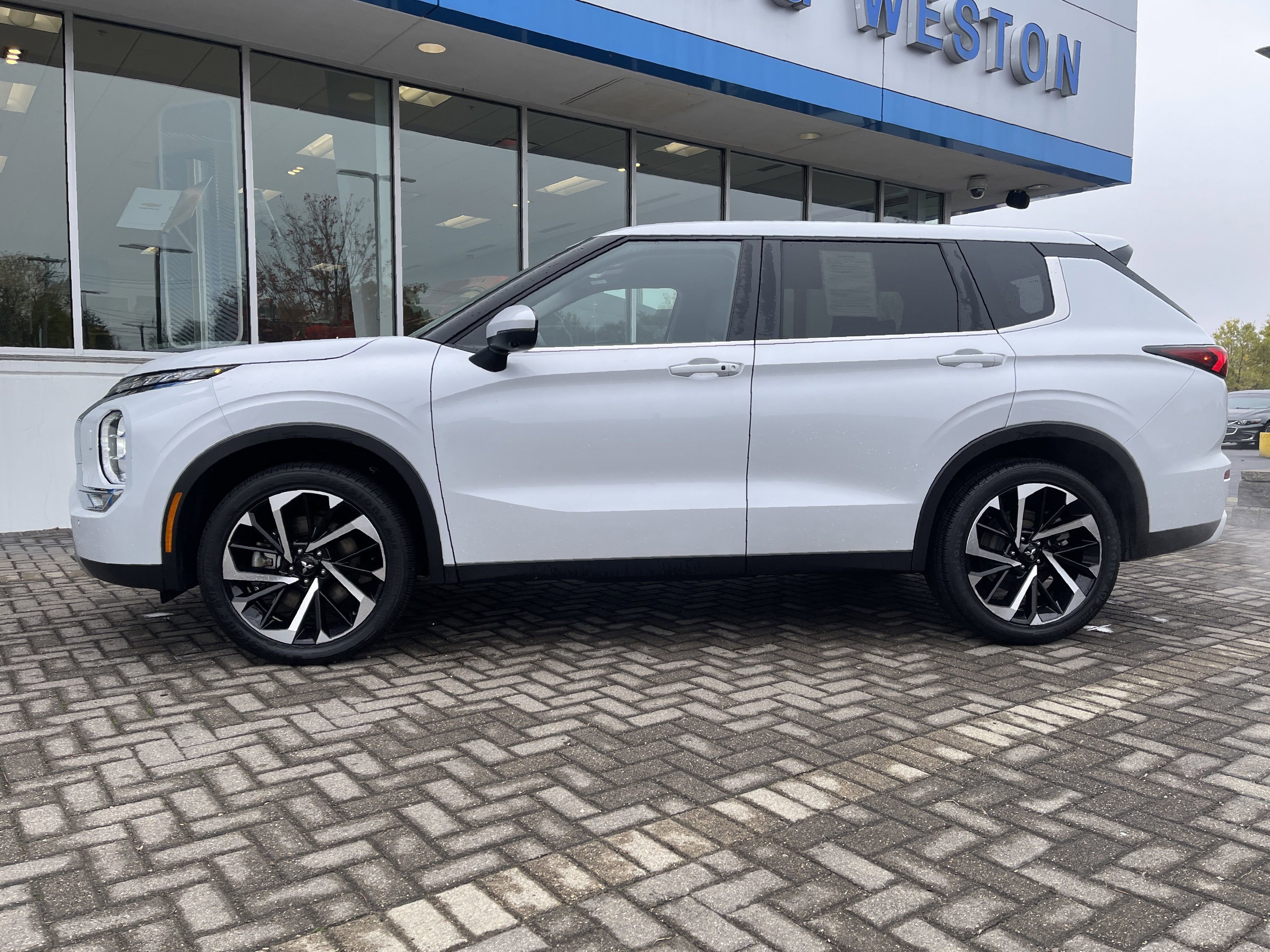 Used 2024 Mitsubishi Outlander SE Black Edition image 2