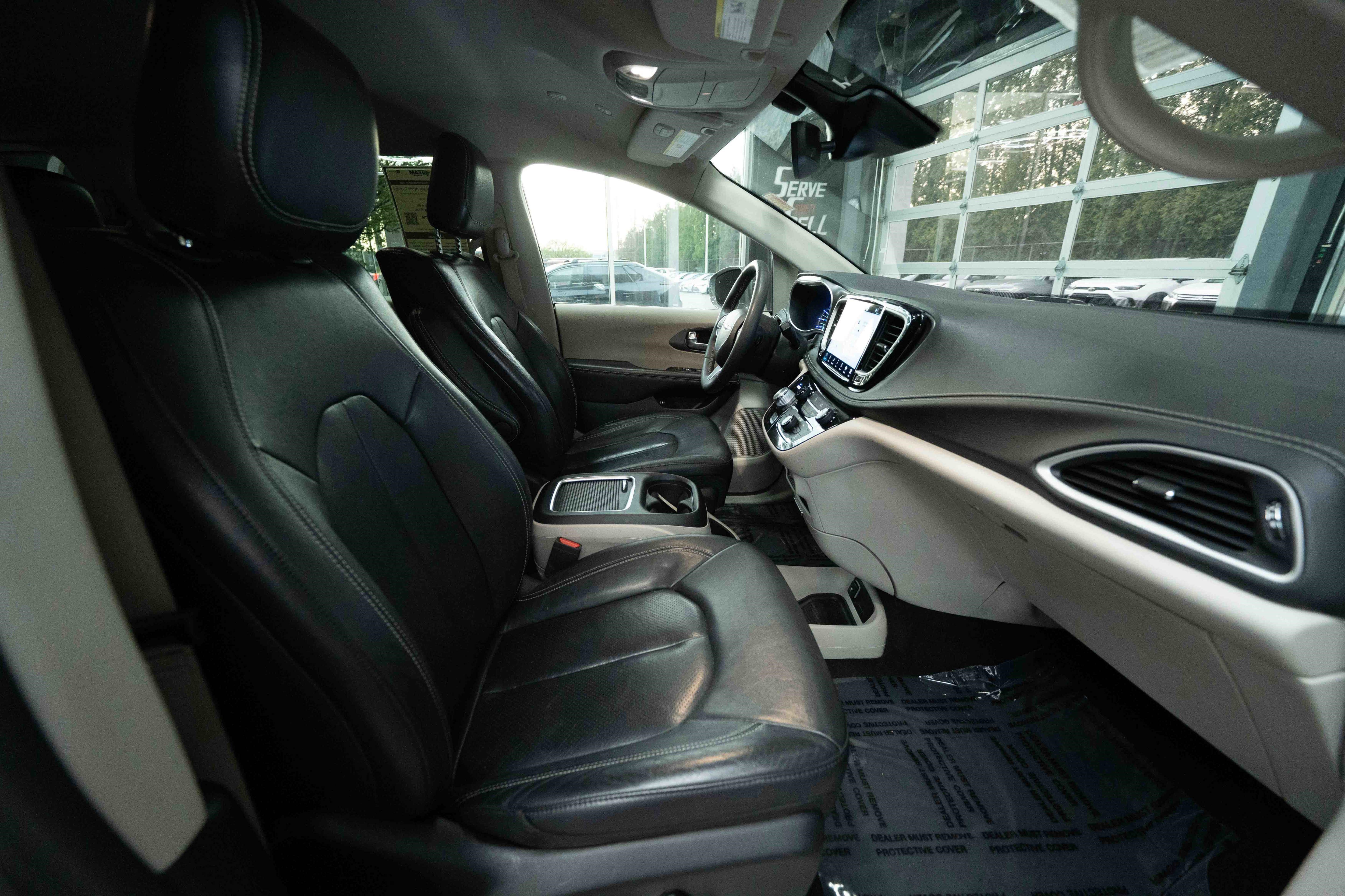Used 2022 Chrysler Pacifica Touring-L w/ Uconnect Theater Family Group image 27