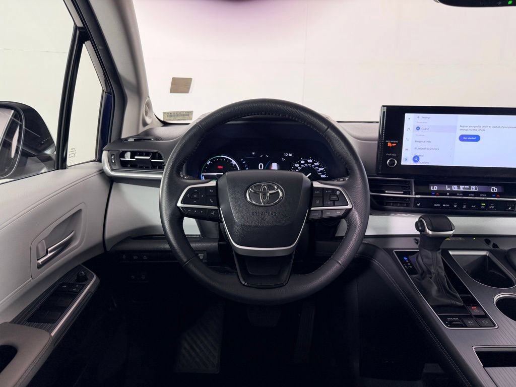 Used 2025 Toyota Sienna XLE w/ XLE Plus Package FWD image 17