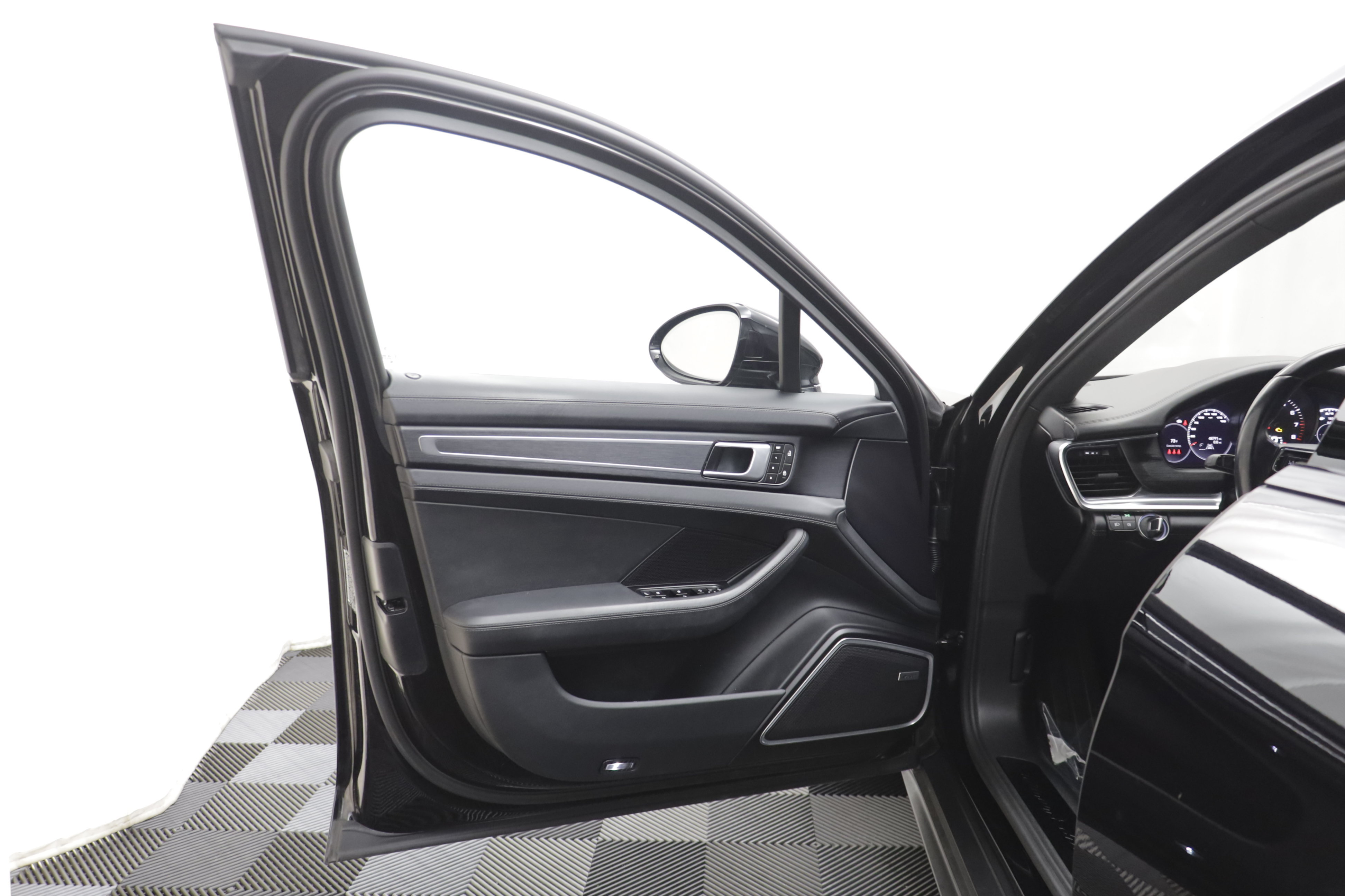 Used 2023 Porsche Panamera Platinum Edition RWD image 4