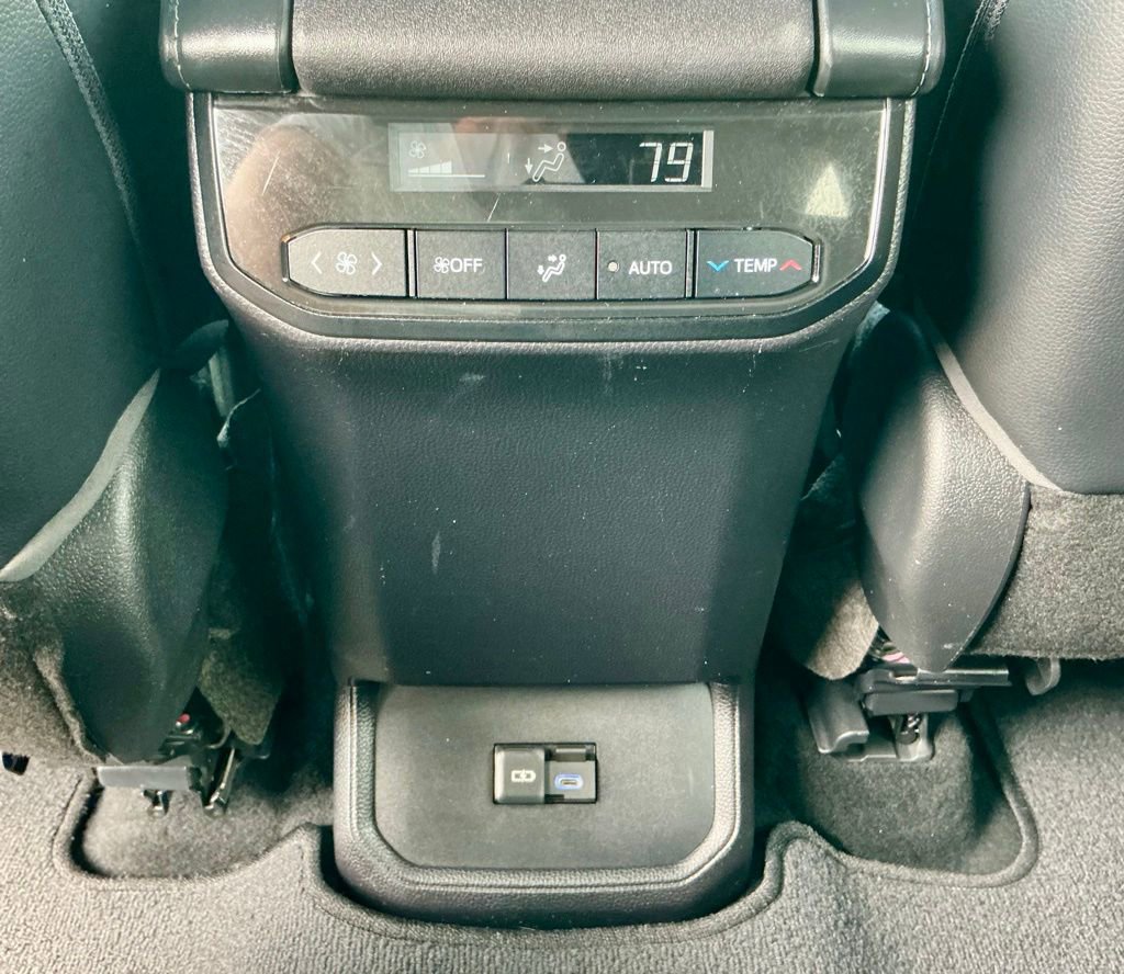 Used 2022 Toyota Highlander XSE FWD image 33