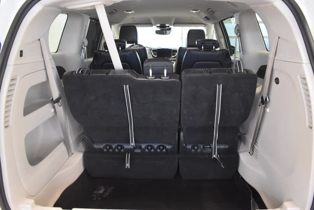 Used 2024 Chrysler Pacifica Touring-L FWD image 16