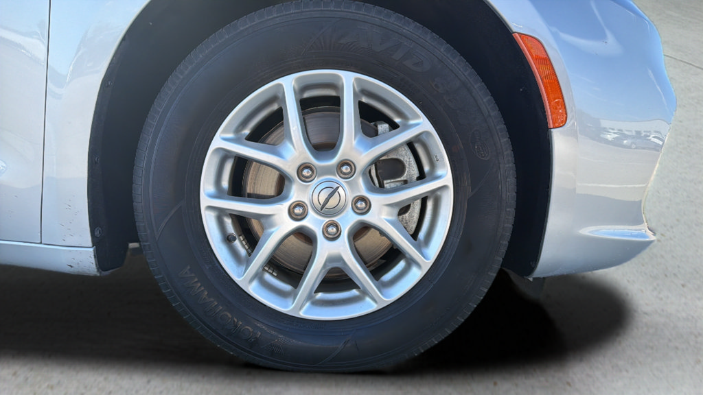 Used 2024 Chrysler Pacifica Touring-L FWD image 7