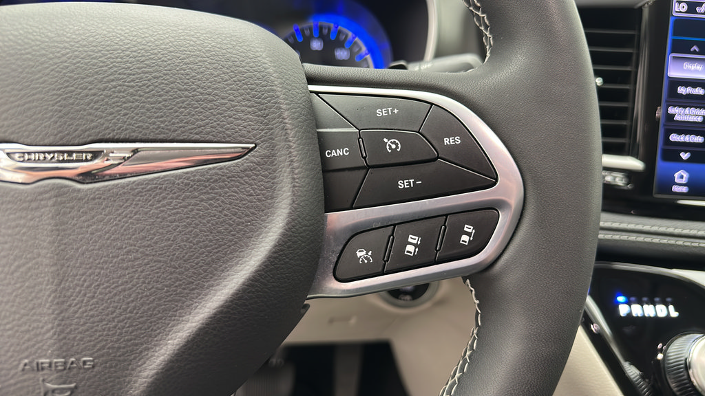 Used 2023 Chrysler Pacifica Touring-L AWD/4WD image 18