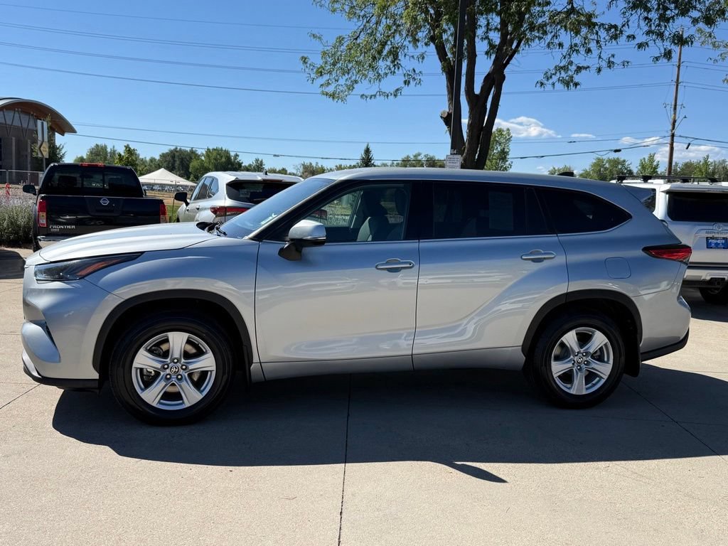 Used 2022 Toyota Highlander LE AWD/4WD image 7