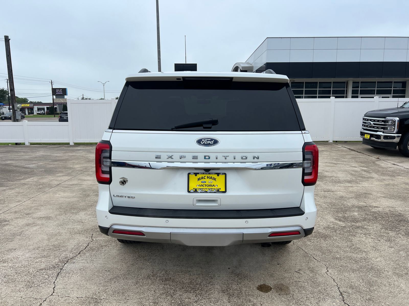 Used 2023 Ford Expedition Limited AWD/4WD image 4