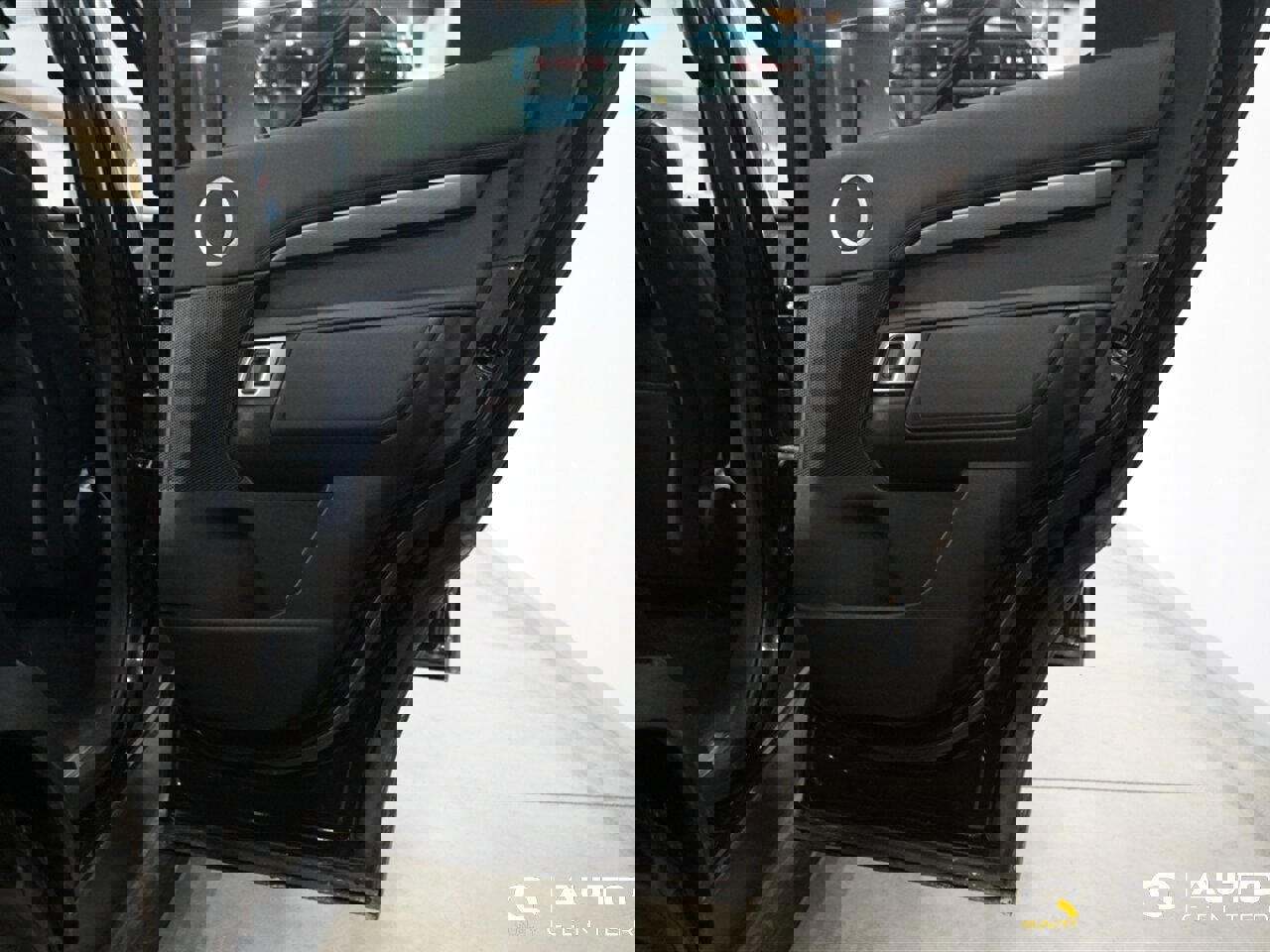 Used 2017 Land Rover Discovery HSE image 14