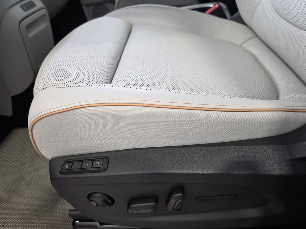 New 2025 Volkswagen ID. Buzz 1st Edition image 17