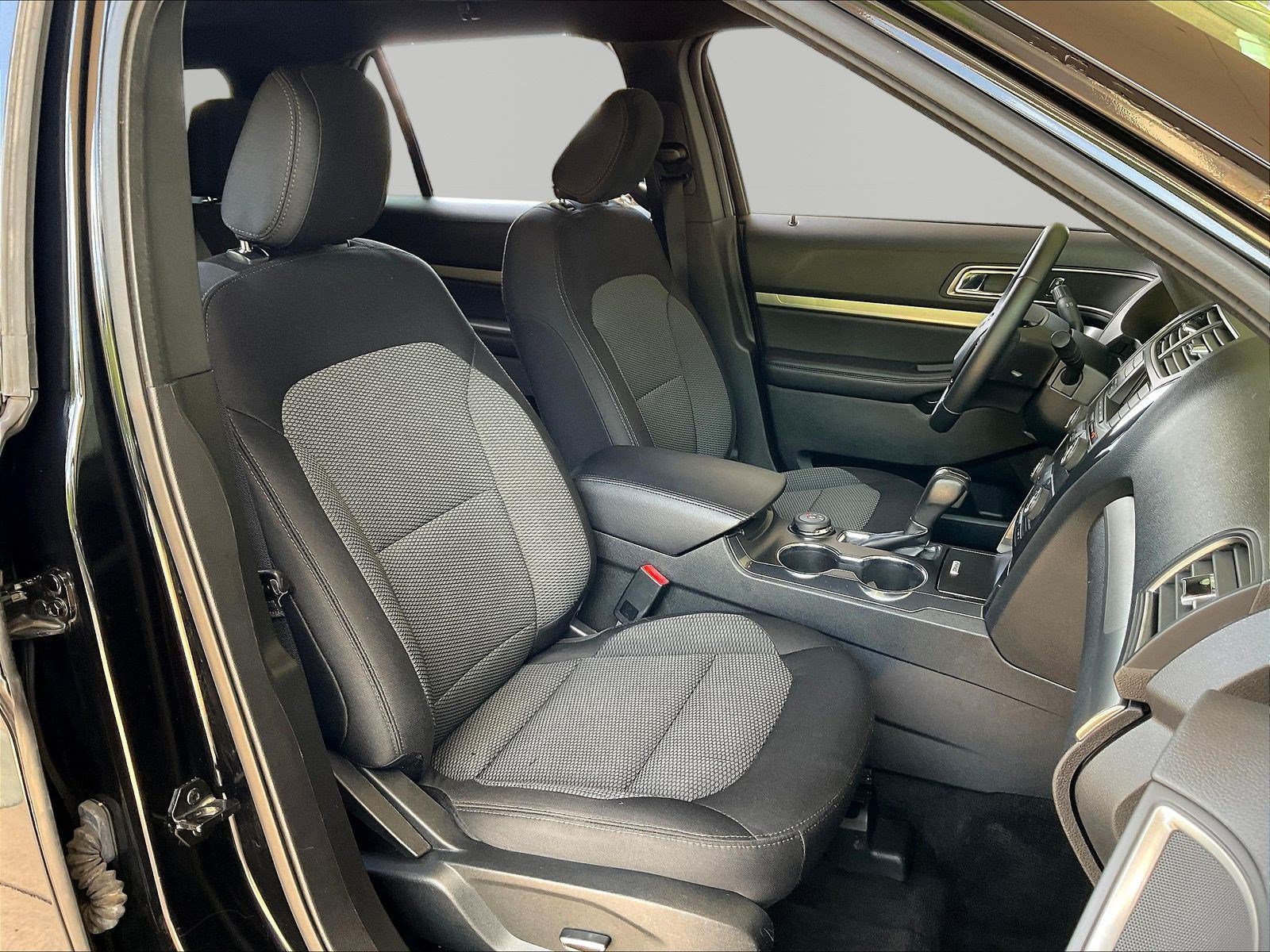 Used 2018 Ford Explorer XLT AWD/4WD image 30