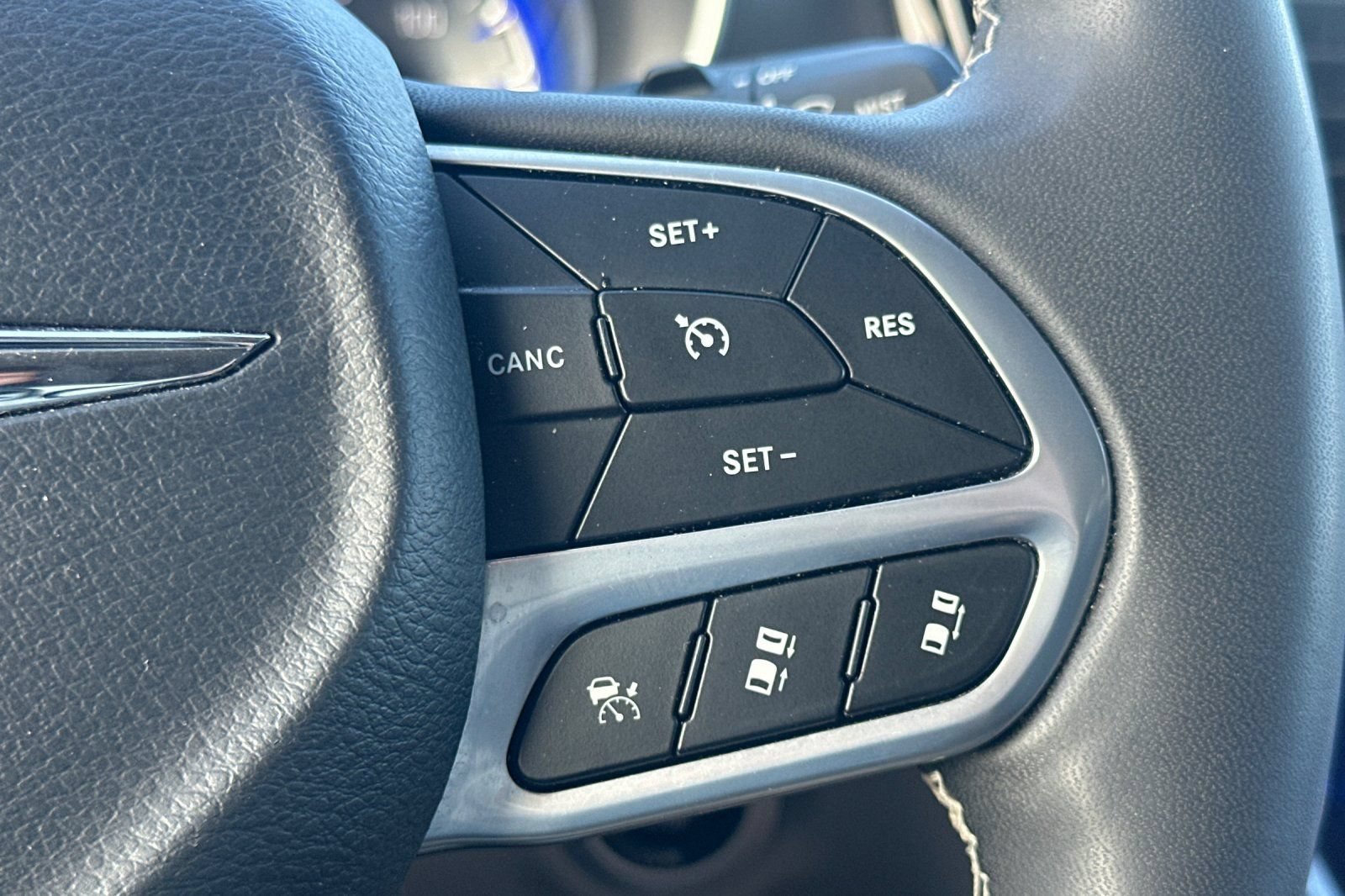 Used 2023 Chrysler Pacifica Touring-L FWD image 36
