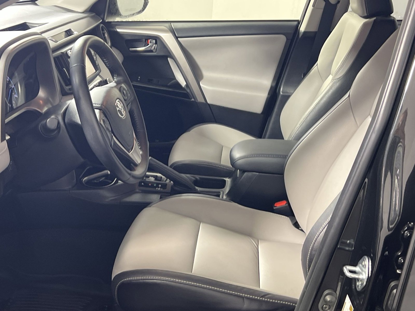 Used 2018 Toyota RAV4 Limited image 13