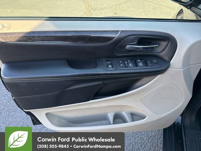 Used 2014 Chrysler Town & Country Touring image 14