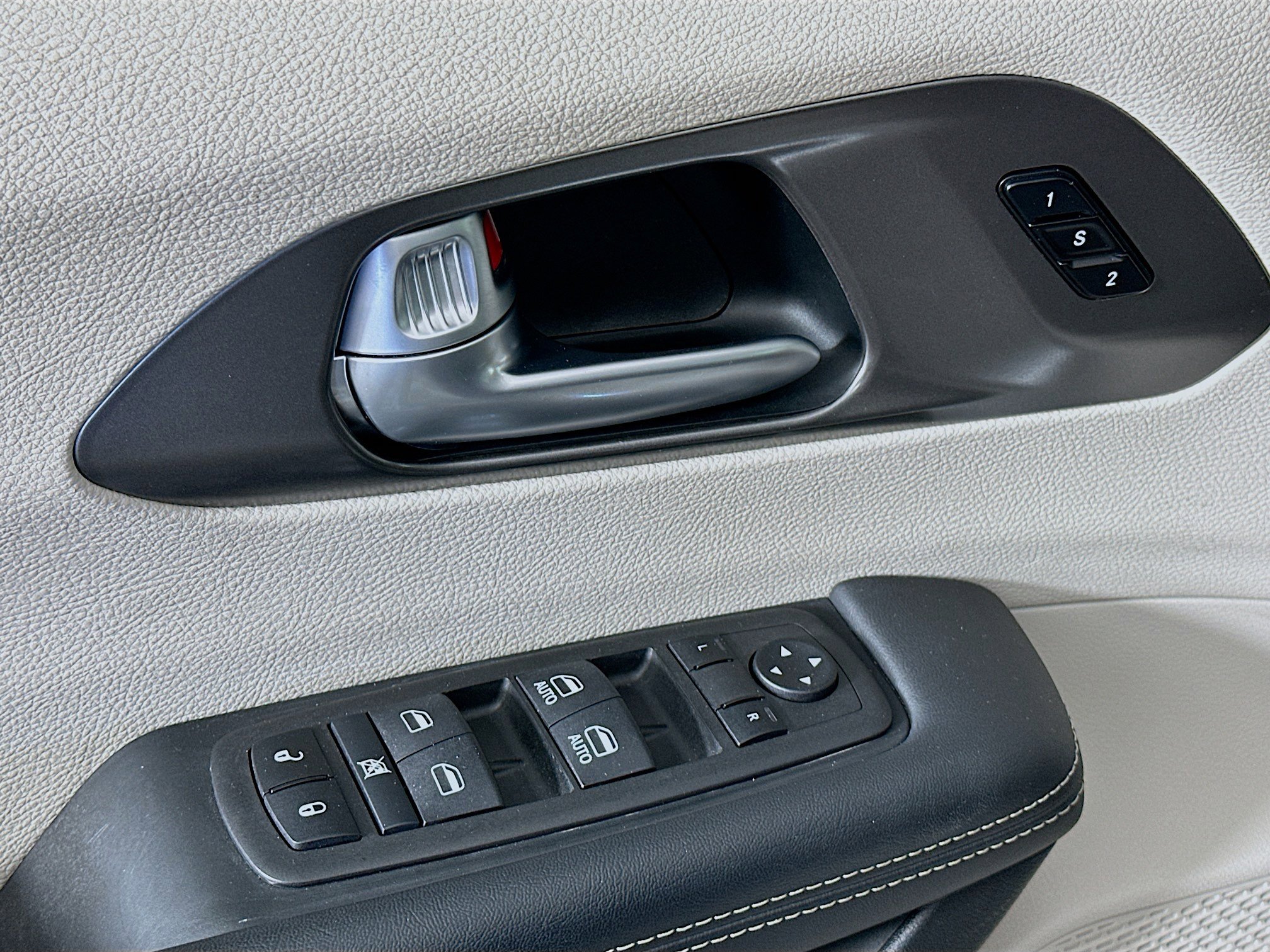 Used 2024 Chrysler Pacifica Touring-L image 15