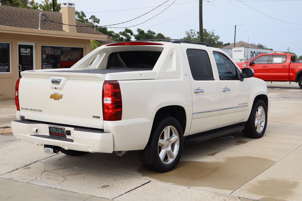 Used 2012 Chevrolet Avalanche LTZ RWD image 9