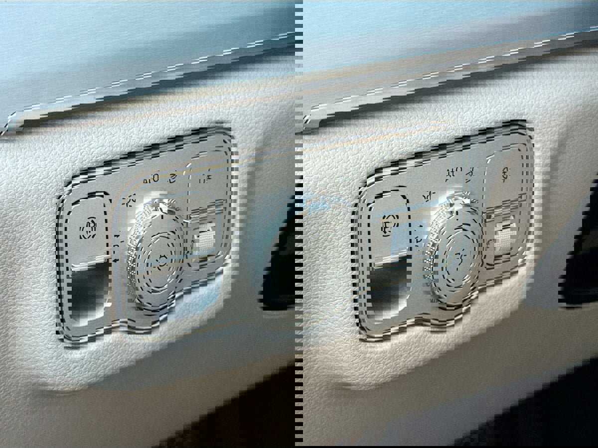 Used 2023 Mercedes-Benz GLS 450 4MATIC image 10