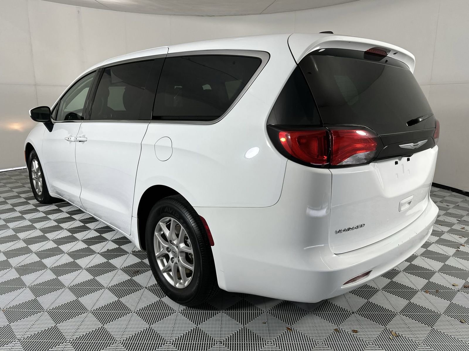 Used 2023 Chrysler Voyager LX FWD image 6