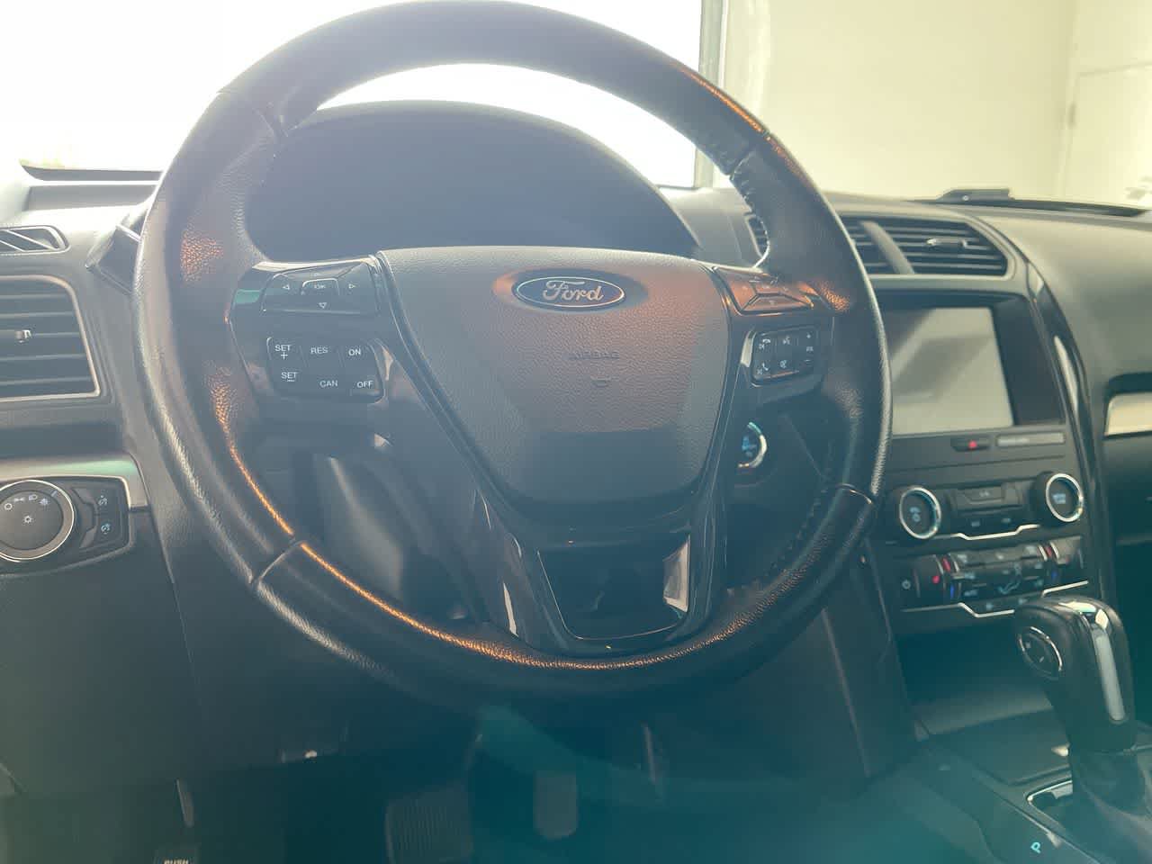 Used 2018 Ford Explorer XLT AWD/4WD image 14