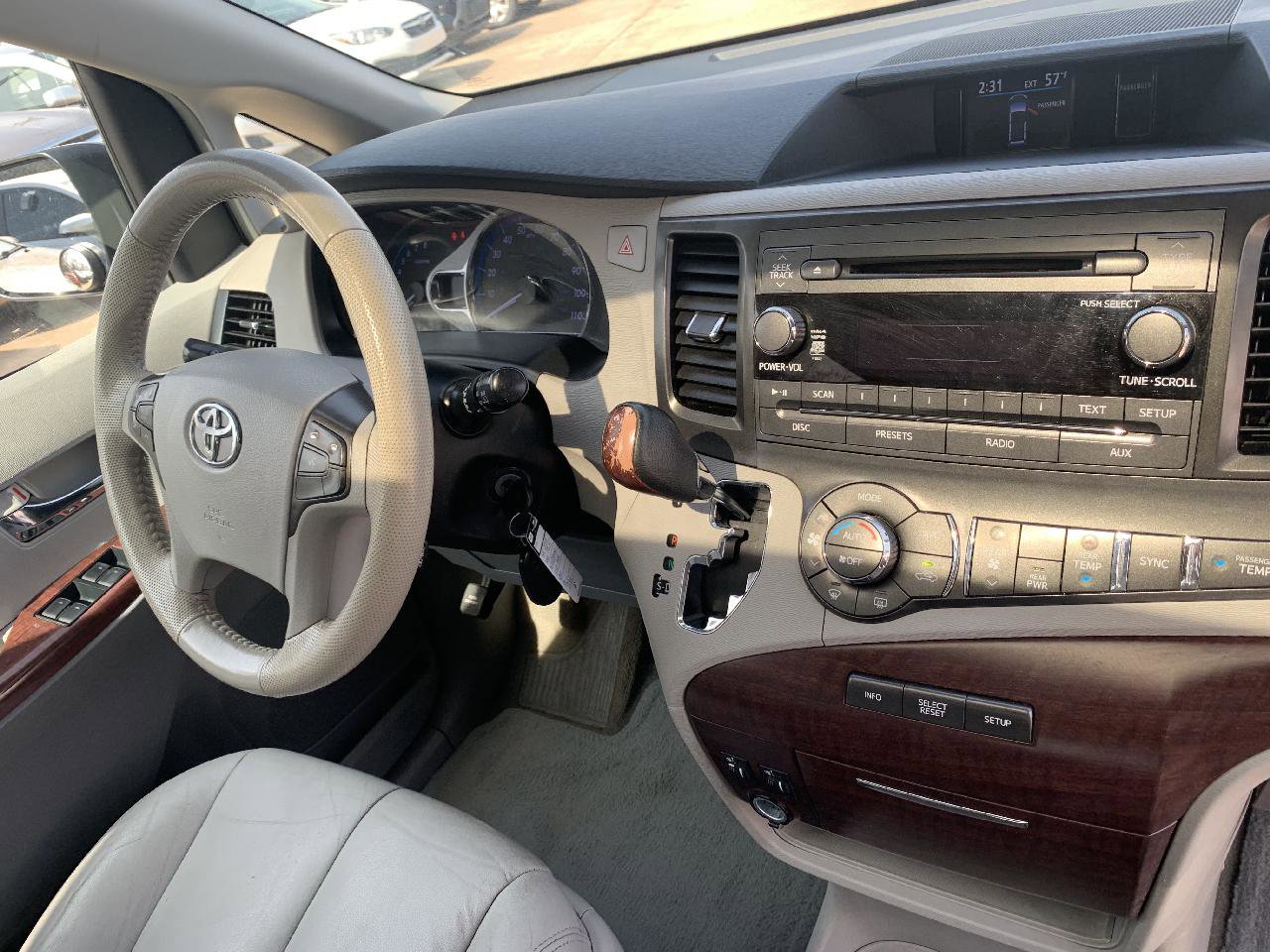 Used 2014 Toyota Sienna XLE image 25