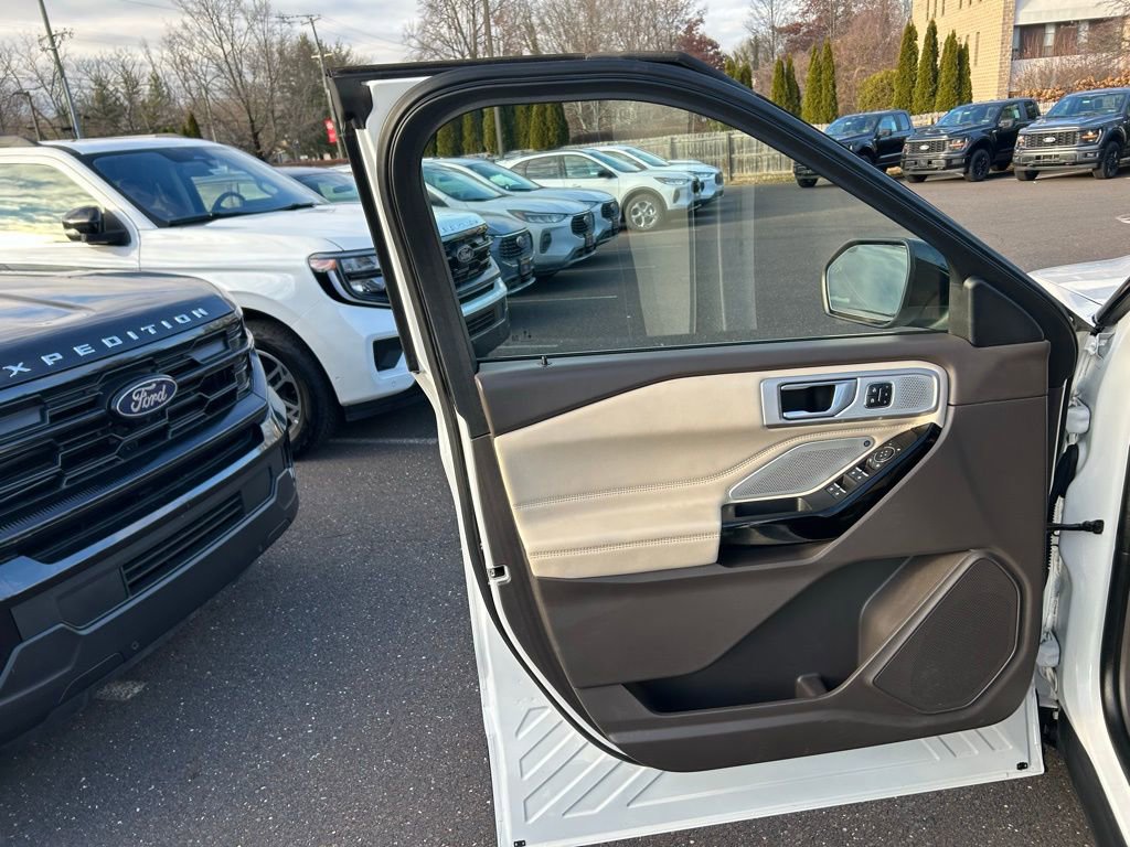 Certified 2022 Ford Explorer Platinum w/ Equipment Group 601A image 13