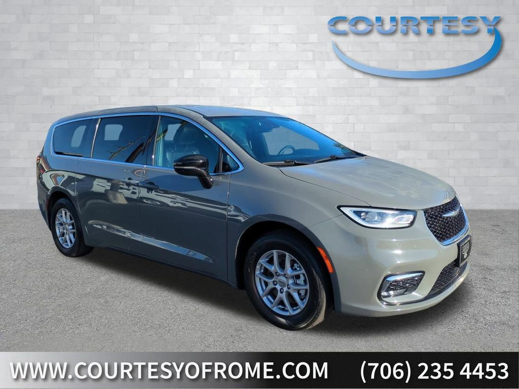 Used 2025 Chrysler Pacifica Select