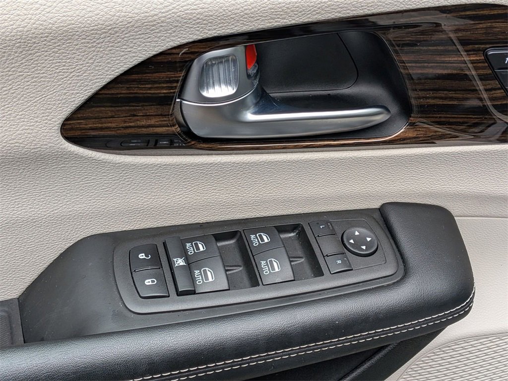 Used 2022 Chrysler Pacifica Limited w/ Uconnect Theater Family Group image 13