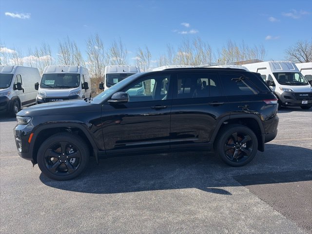 New 2025 Jeep Grand Cherokee Altitude w/ Trailer Tow Package AWD/4WD image 2