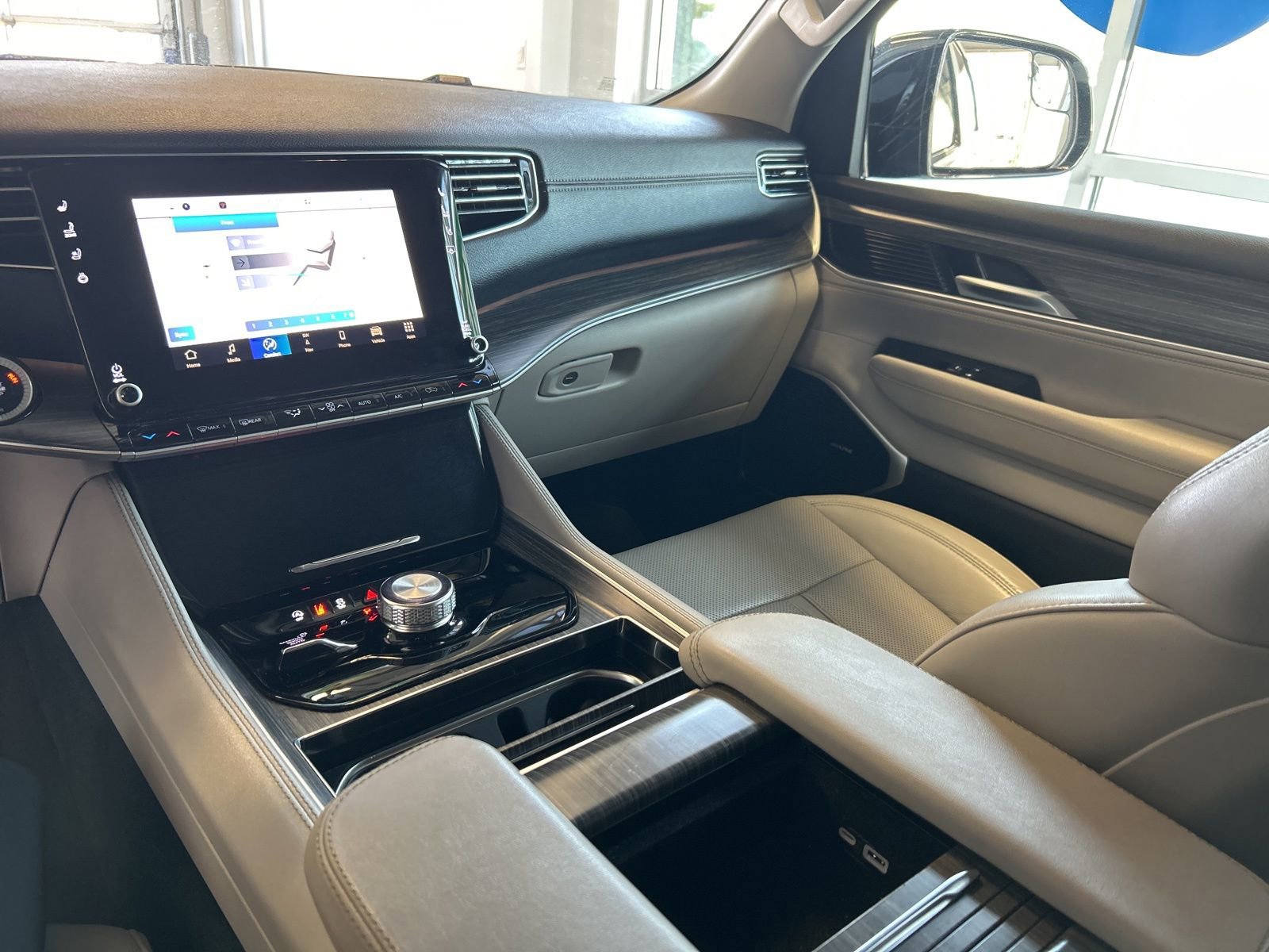 Used 2024 Jeep Wagoneer L Series II w/ Flexible Seating Group image 28