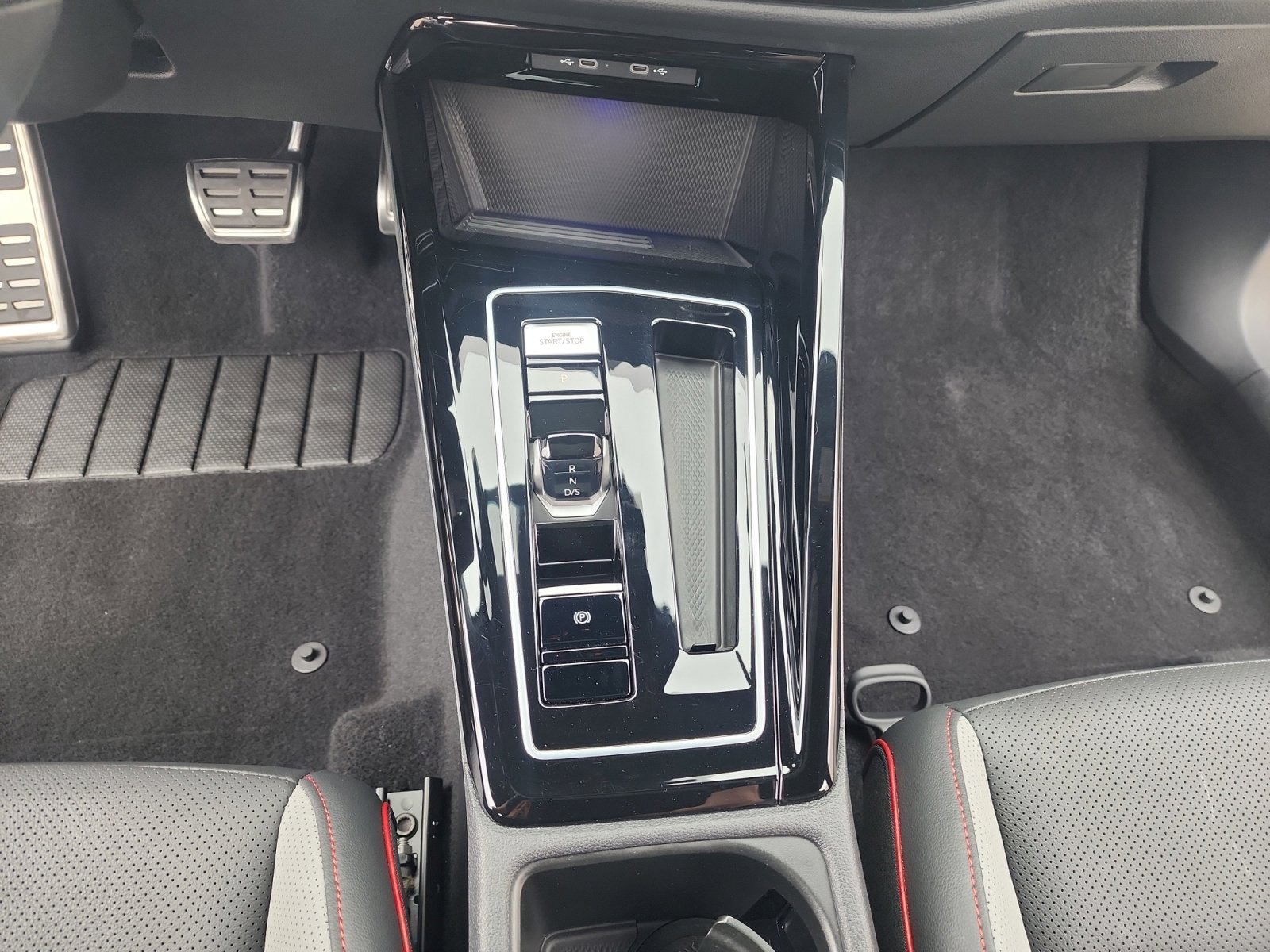 Certified 2025 Volkswagen GTI Autobahn FWD image 30