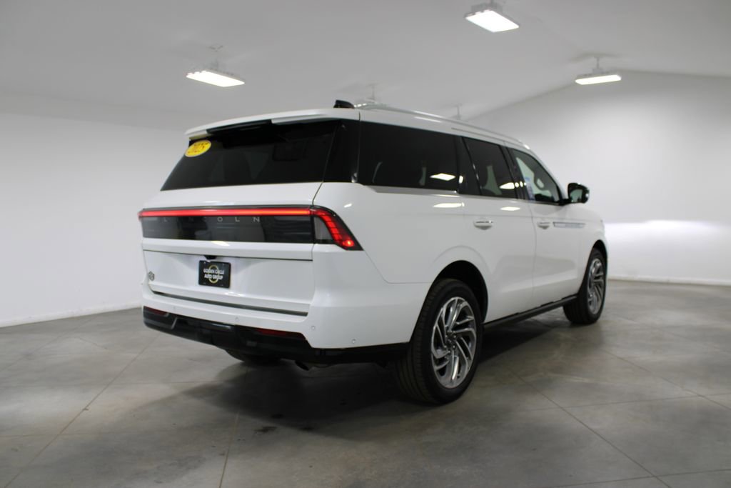 Used 2025 Lincoln Navigator Reserve image 9