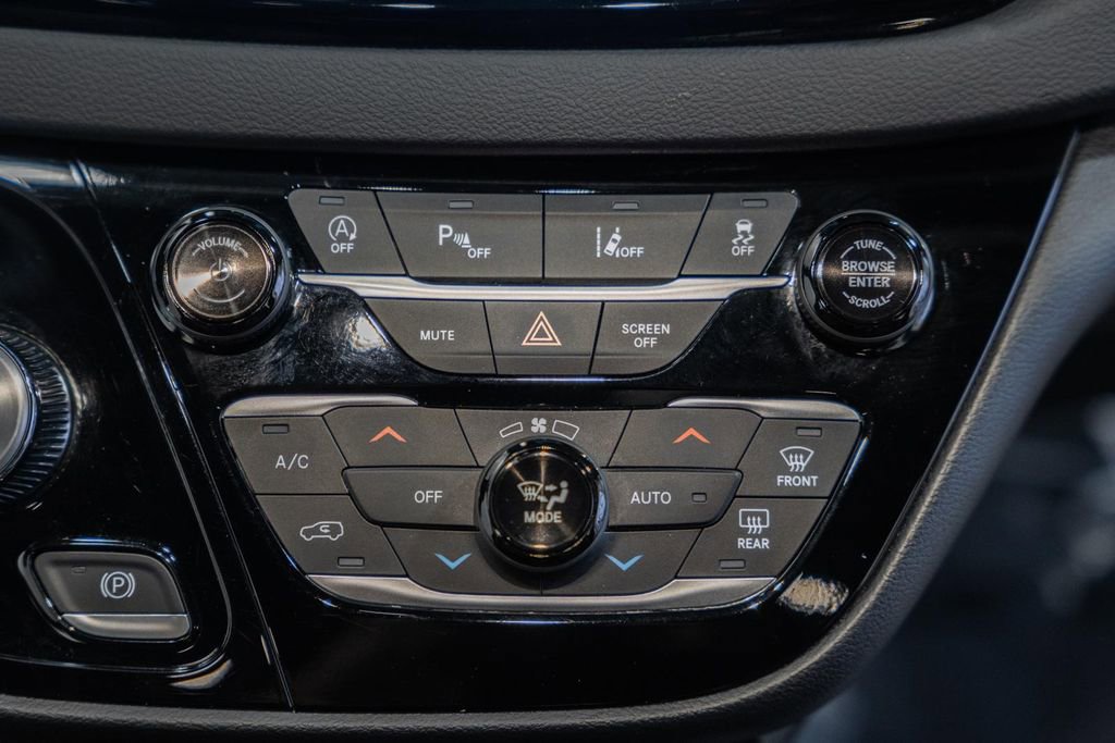 Used 2025 Chrysler Pacifica Select image 26