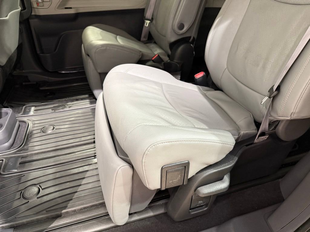 Certified 2024 Toyota Sienna Limited image 21