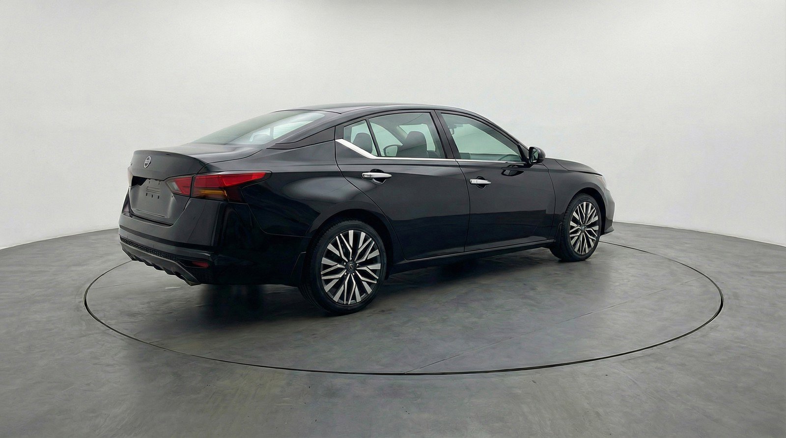 Used 2025 Nissan Altima 2.5 SV image 9