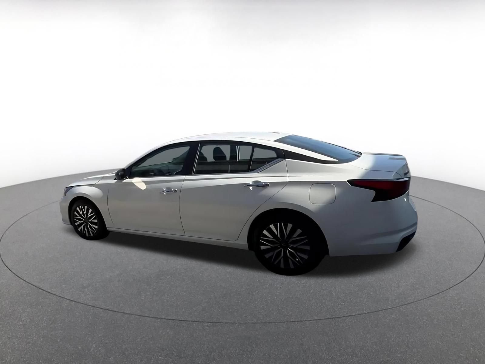 Used 2025 Nissan Altima 2.5 SV FWD image 11