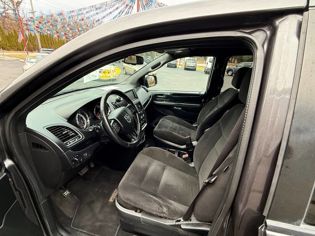 Used 2017 Dodge Grand Caravan SE image 8