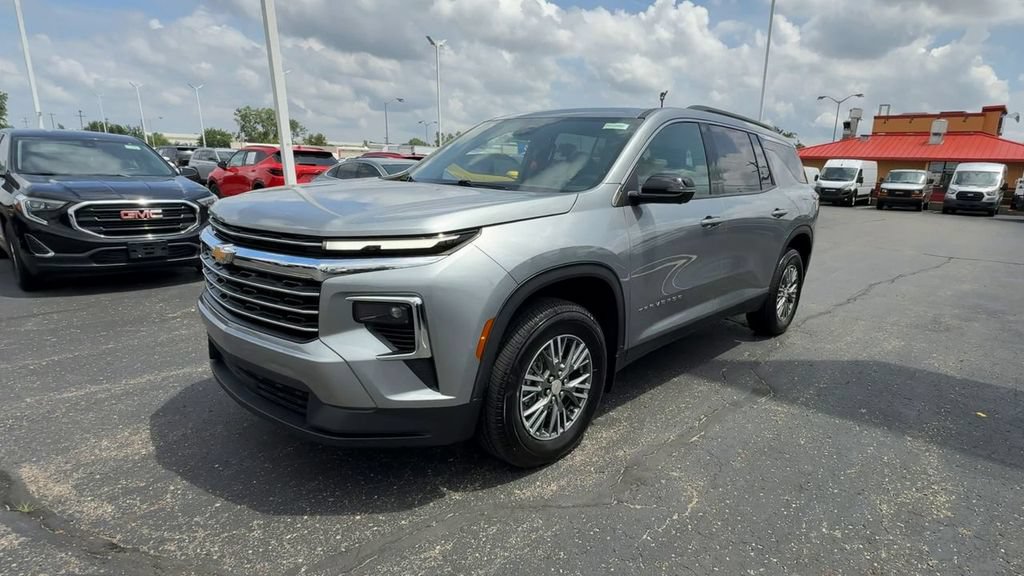 Used 2025 Chevrolet Traverse LT w/ Driver Confidence Package AWD/4WD image 4