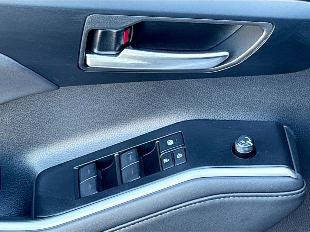 Certified 2025 Toyota Highlander XLE image 24