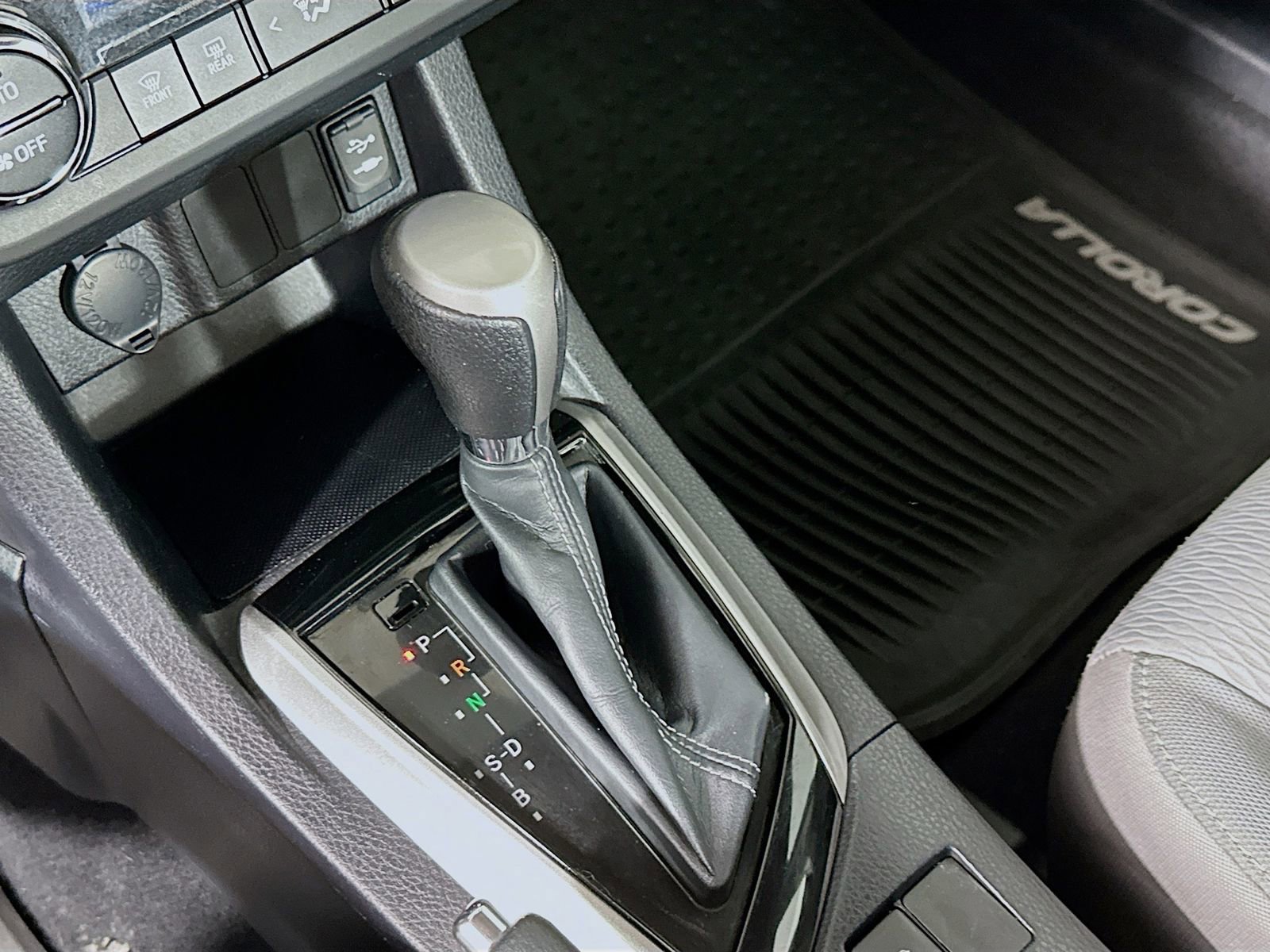 Used 2014 Toyota Corolla LE FWD image 16