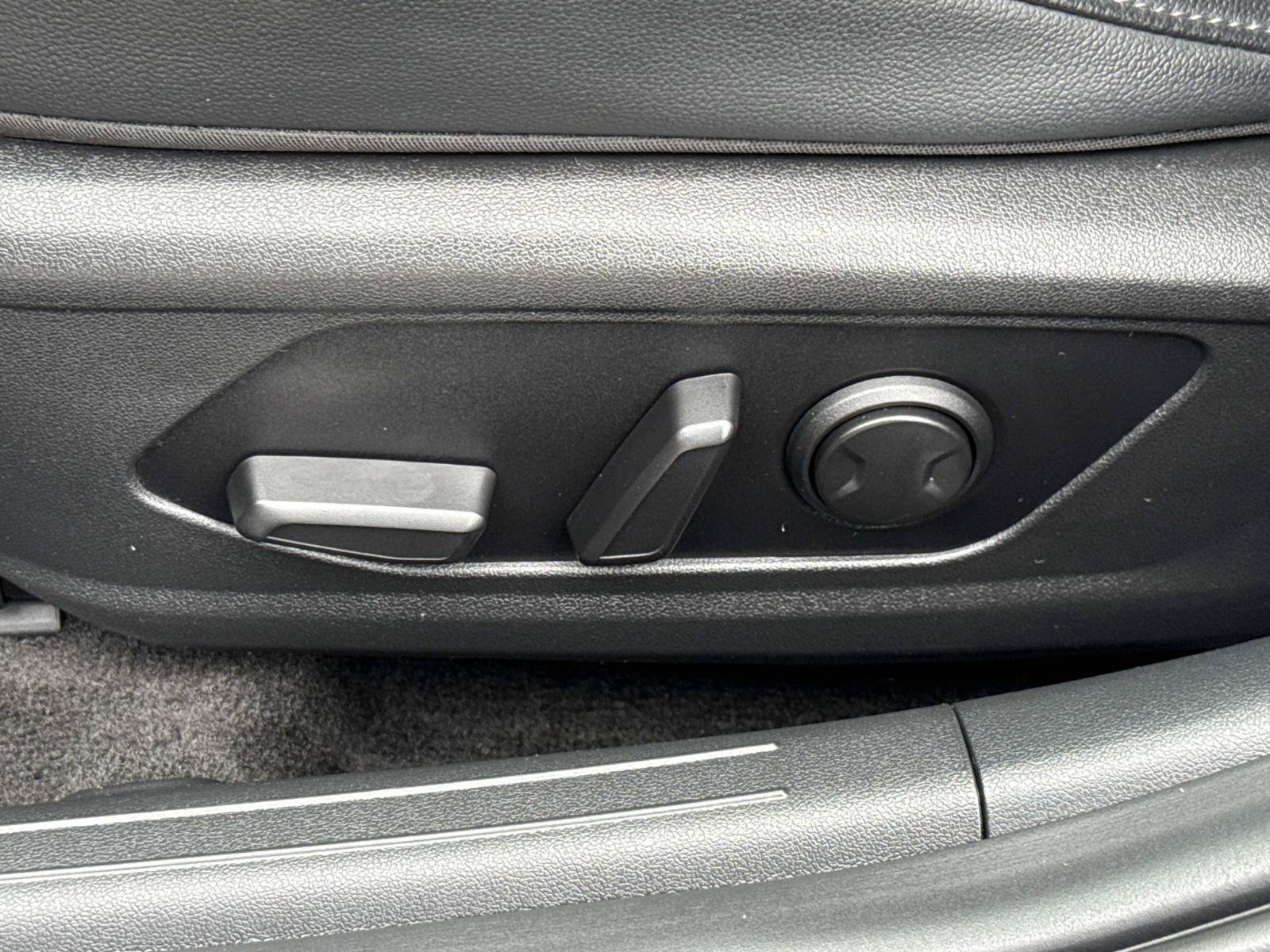 Certified 2022 Hyundai Elantra Limited FWD image 17