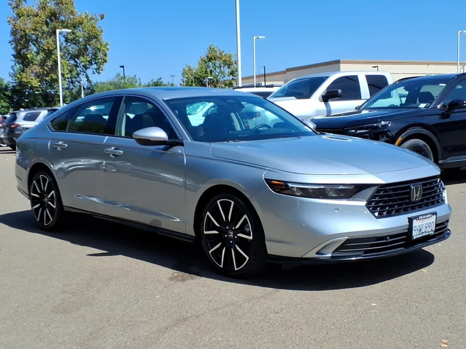 Used 2023 Honda Accord Touring image 3