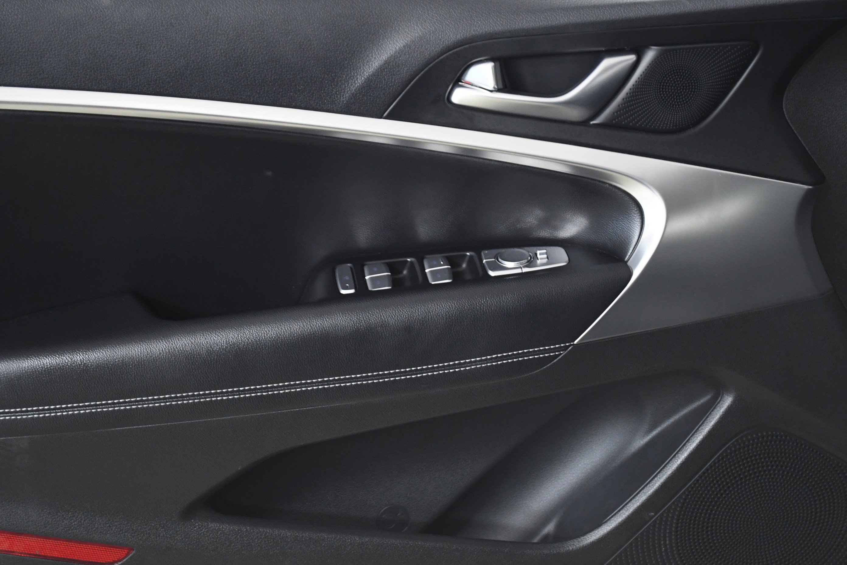 Used 2025 Genesis G70 2.5T image 21