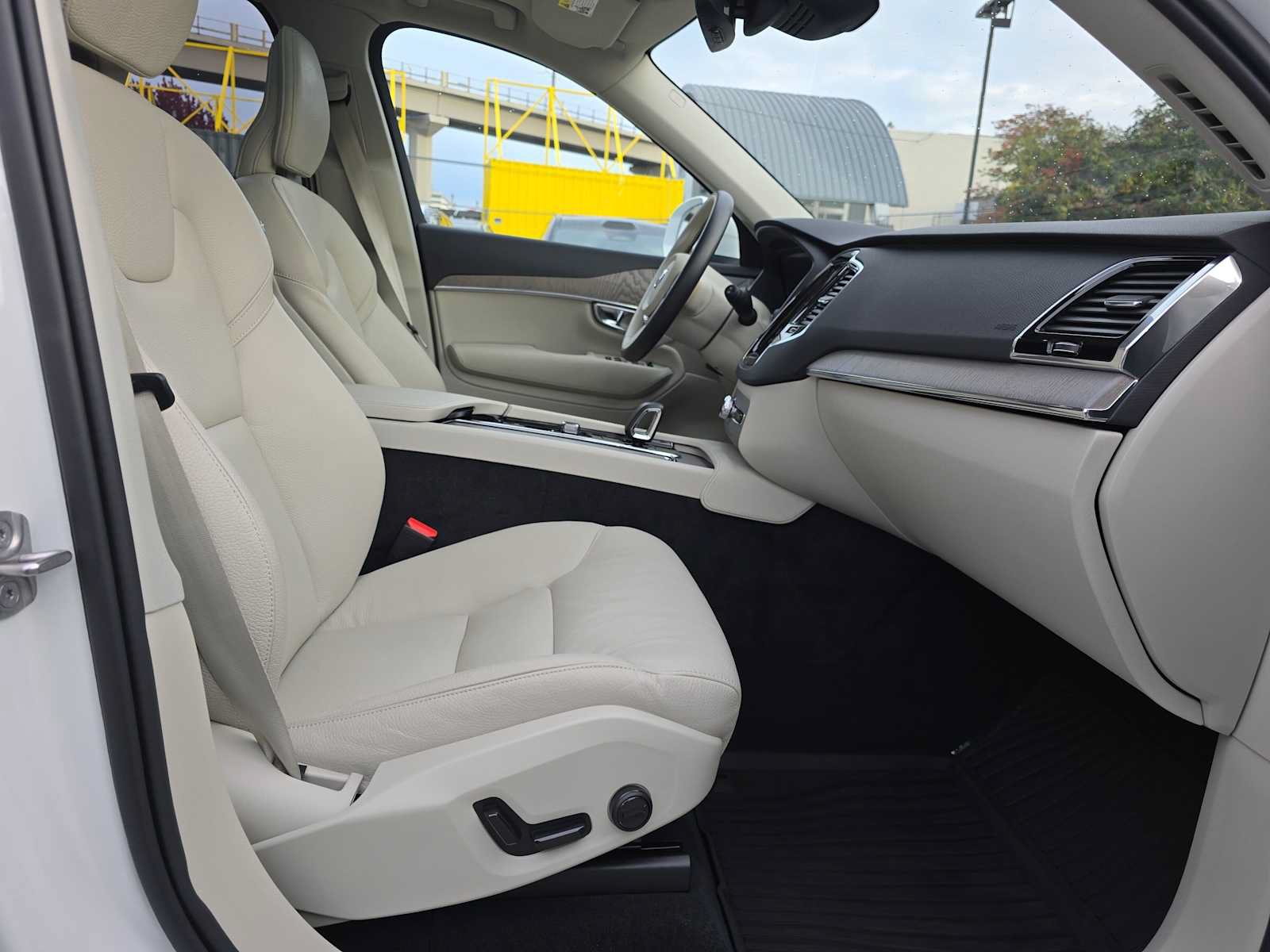 Certified 2025 Volvo XC90 T8 Plus w/ Protection Package Premier AWD/4WD image 11