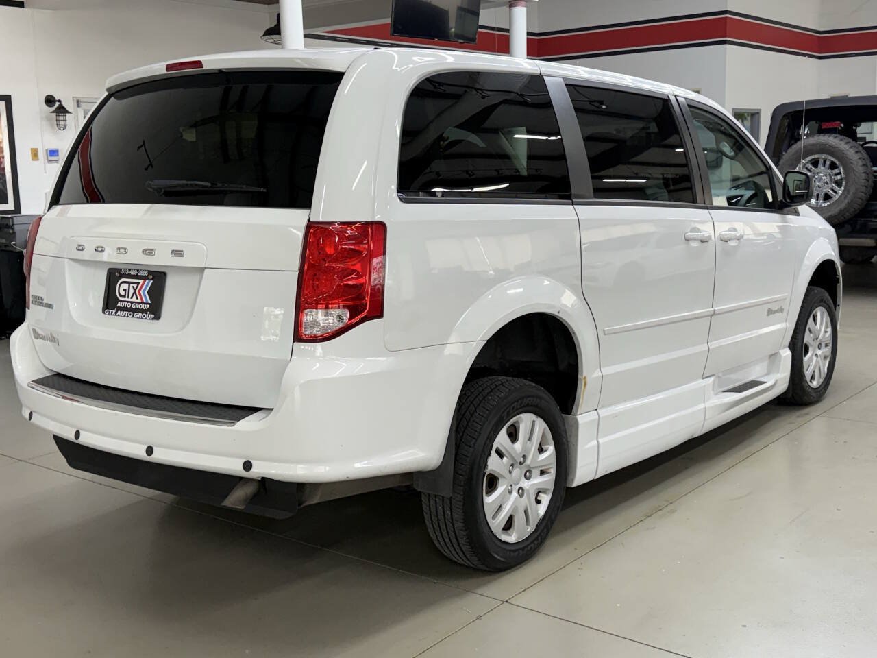 Used 2015 Dodge Grand Caravan SE w/ Quick Order Package 29E SE FWD image 2