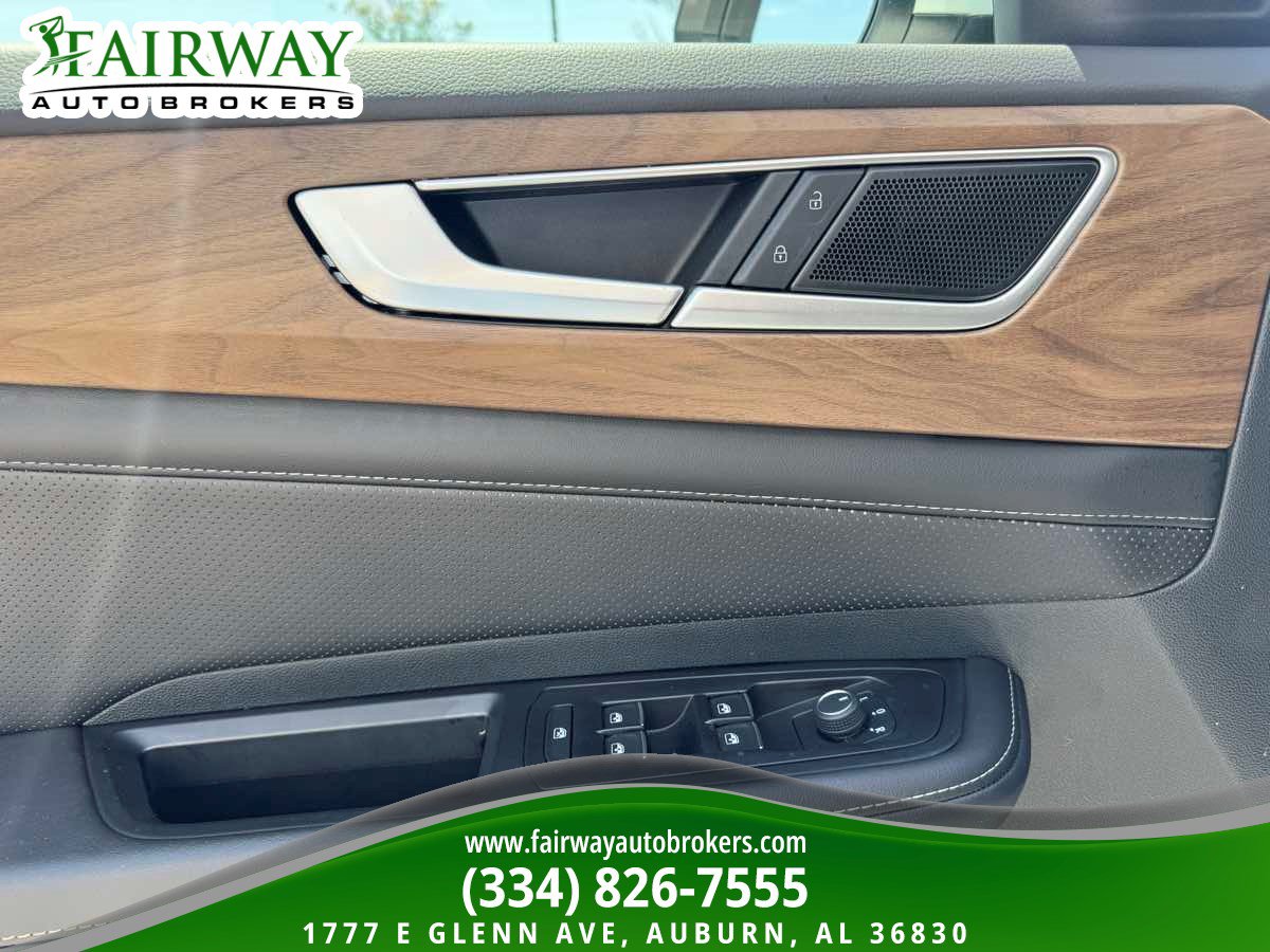 Used 2025 Volkswagen Atlas SE AWD/4WD image 16