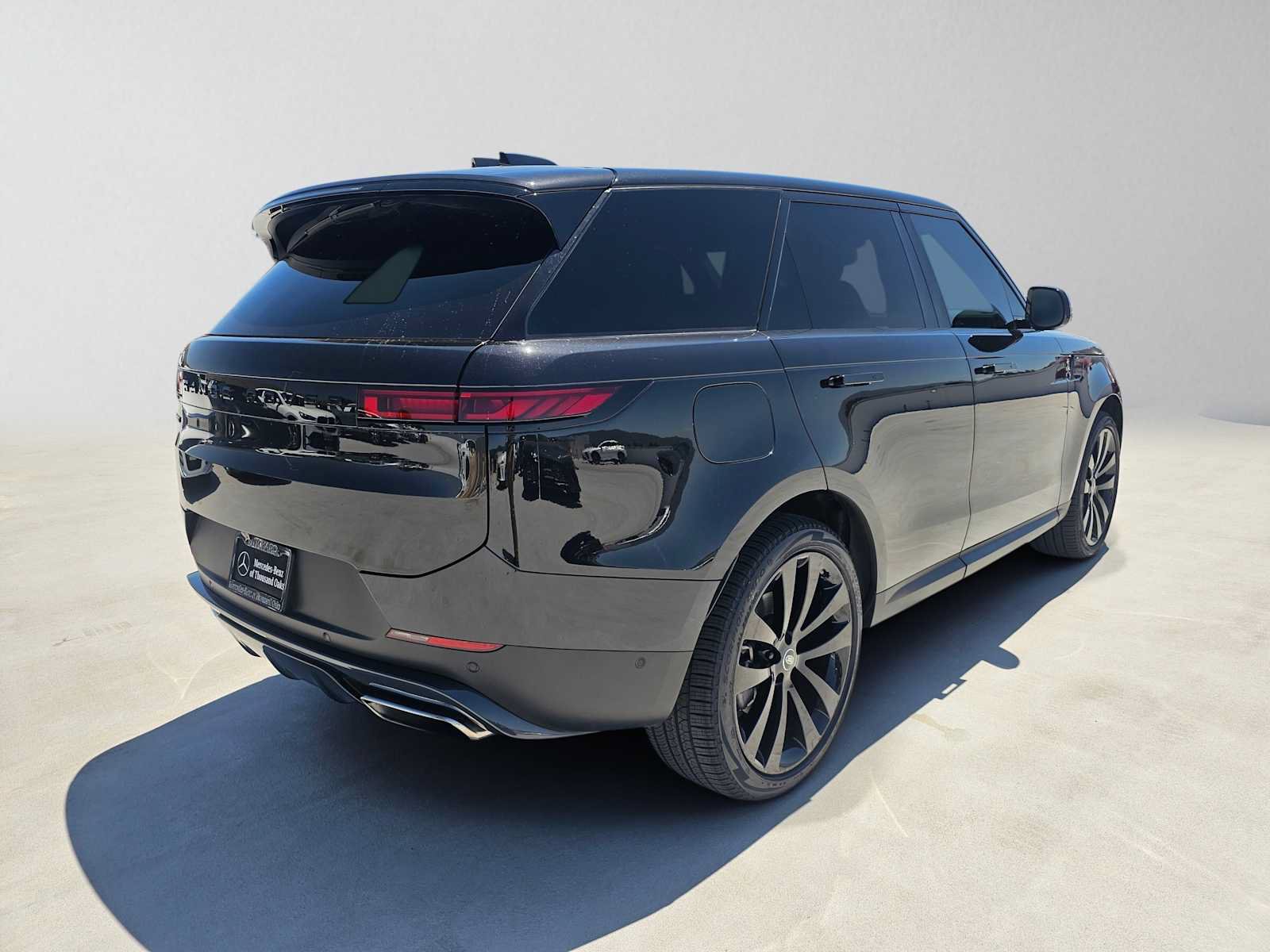 Used 2024 Land Rover Range Rover Sport SE AWD/4WD image 3